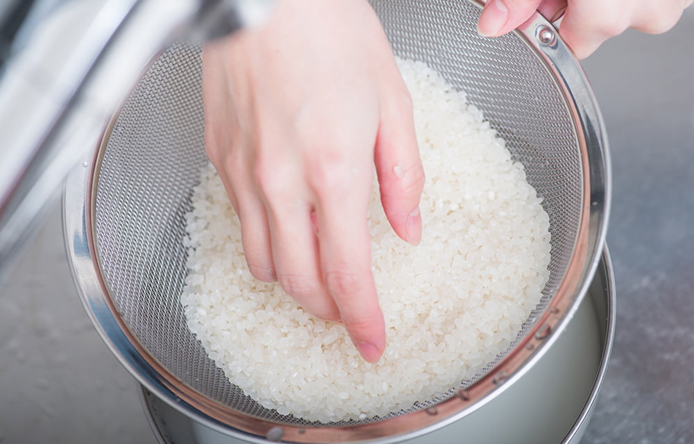 お米を洗う