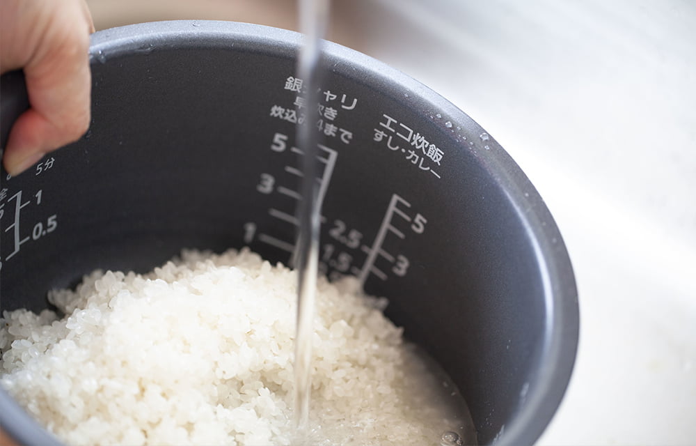 炊飯器にお米と水を入れる